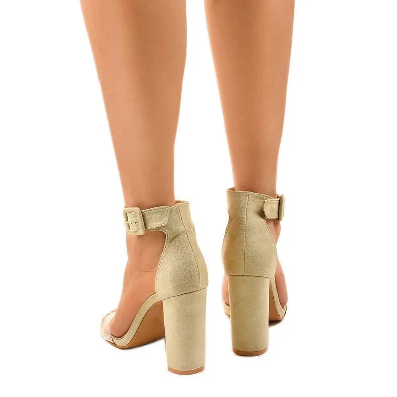 Beige sandalen op een transparante paal 1525