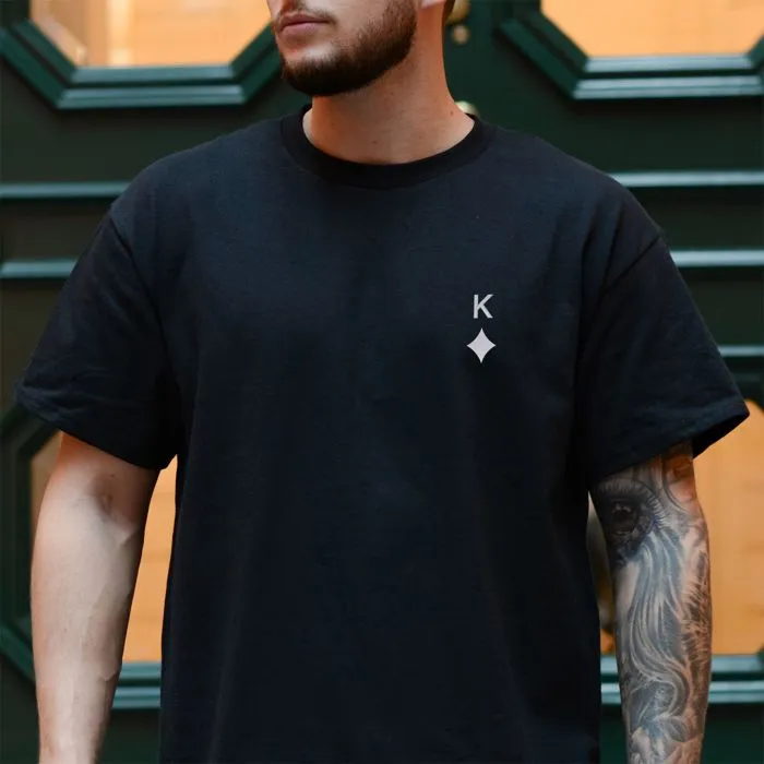 TSHIRT GEBORDUURD MET SPEELKAARTEN SYMBOLEN EN LETTER